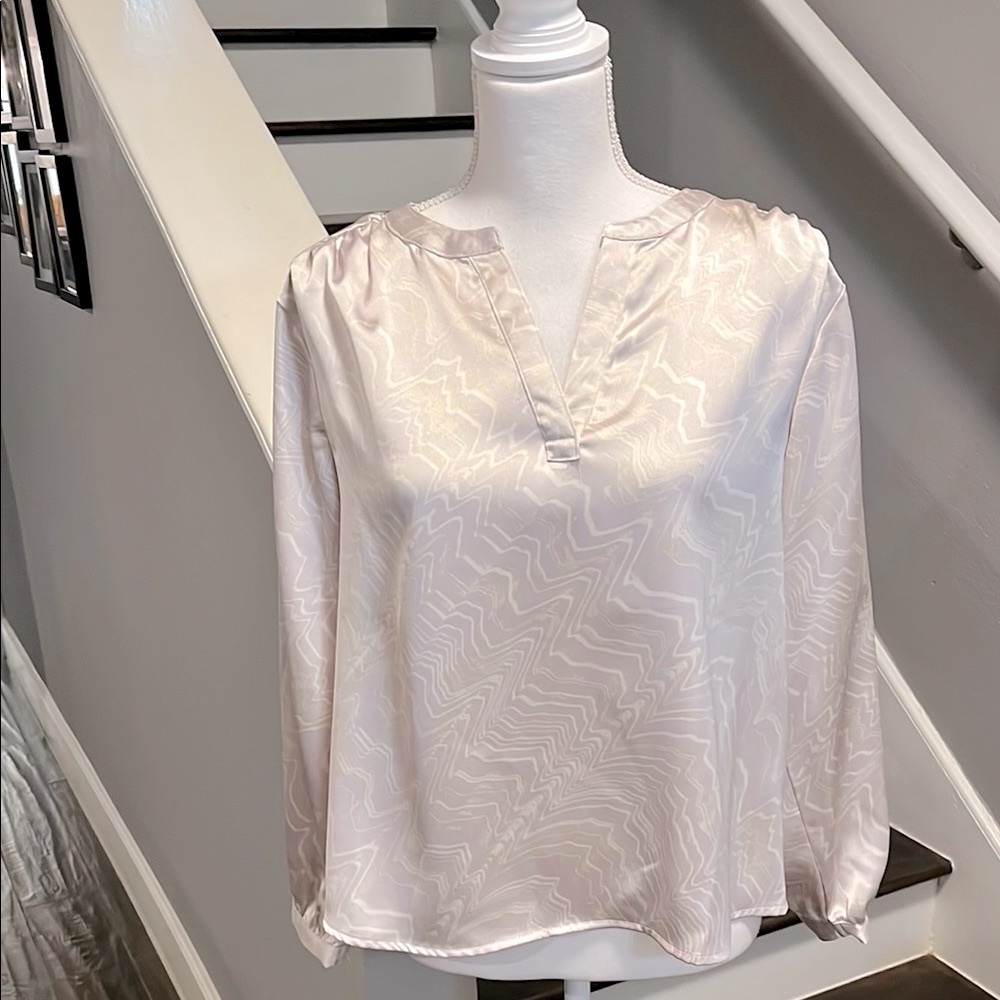 Calvin Klein Pull Over V neckline. Long sleeve. Beige & Cream feels silky. PXL